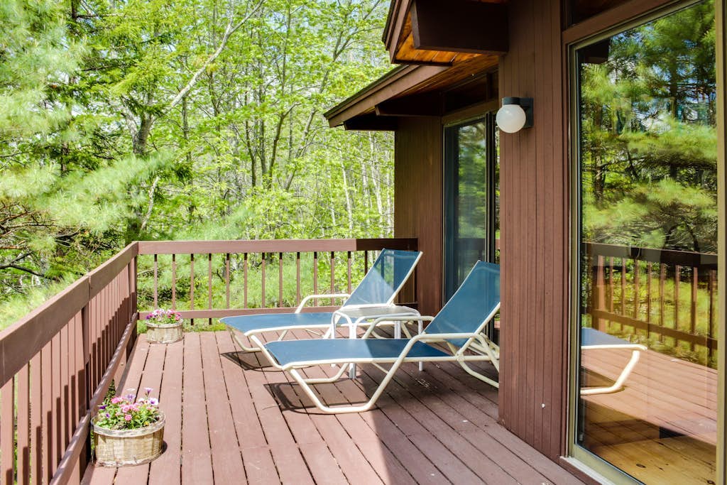 Beautiful hidden Waterfront Retreat with  Rocky Beach