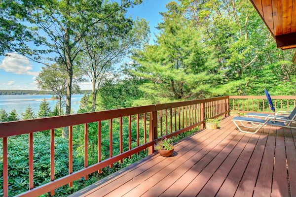 Beautiful hidden Waterfront Retreat with Rocky Beach