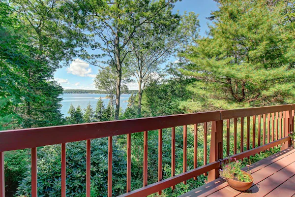 Beautiful hidden Waterfront Retreat with Rocky Beach