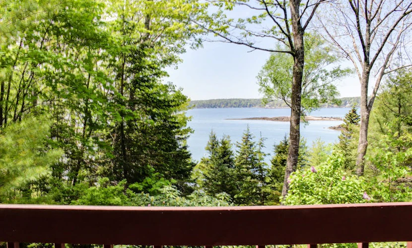 Beautiful hidden Waterfront Retreat with Rocky Beach