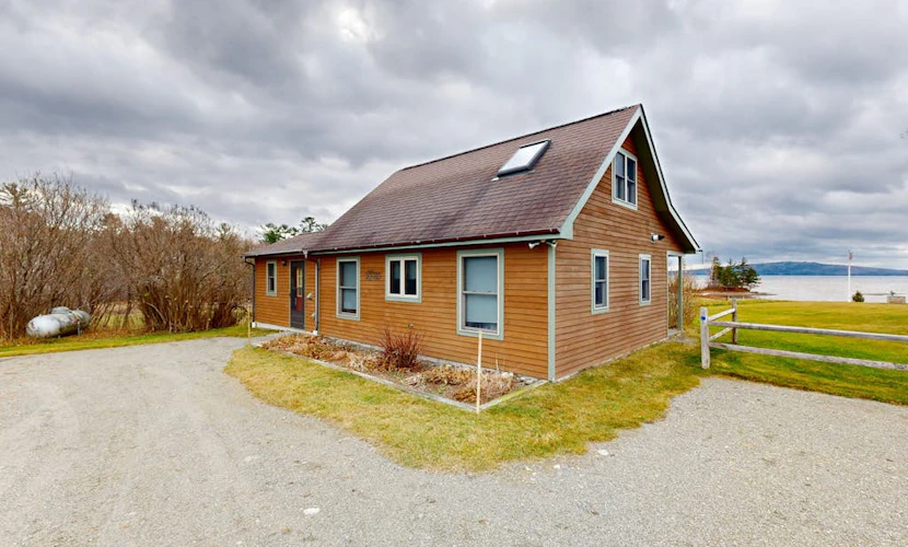 Cozy cabin in spectacular lakefront location with great views - dog-friendly