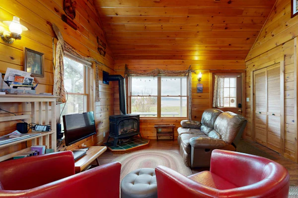 Cozy cabin in spectacular lakefront location with great views - dog-friendly