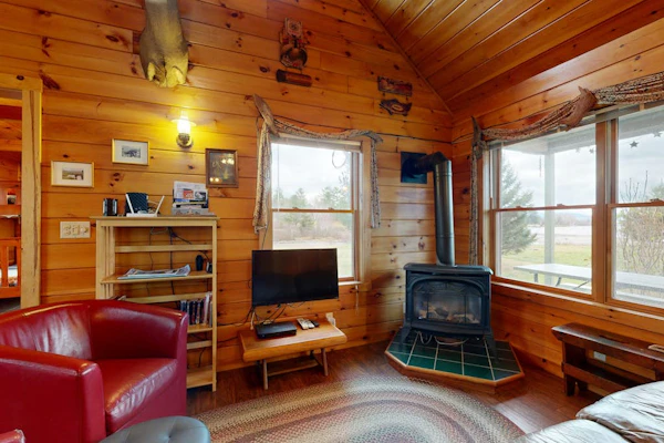 Cozy cabin in spectacular lakefront location with great views - dog-friendly