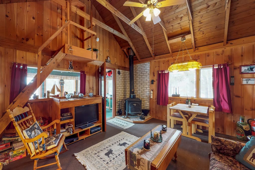 Lakefront cabin with private boat ramp, lake access, wrap-around porch, firepit