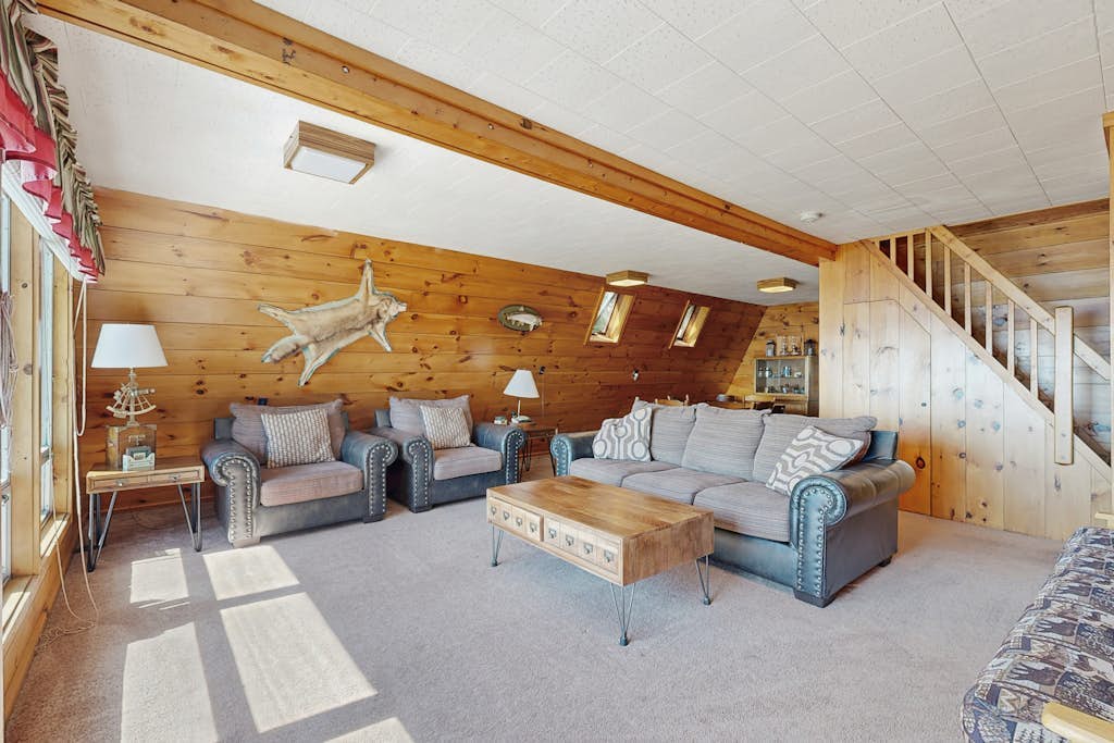 Comfy Lakefront Cabin with Gorgeous Views, Private Dock & Pebble Beach