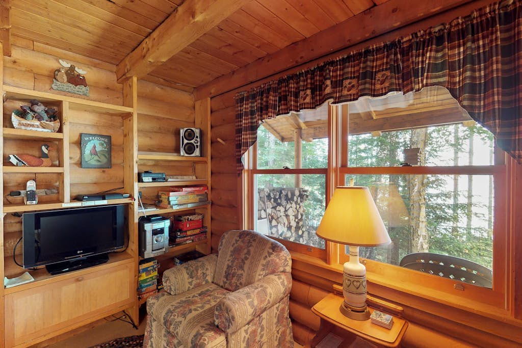 Dog-Friendly Lakefront Log Cabin with Peaceful Atmosphere, Dock & Boat Launch