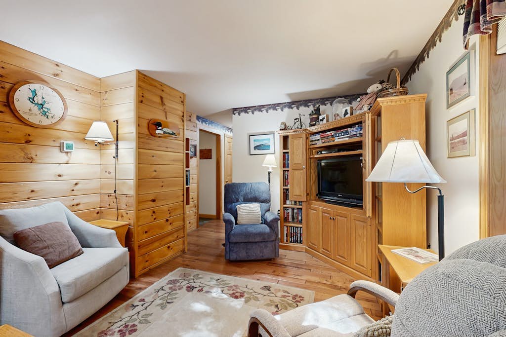 Lakefront cabin close to town with dock, firepit - dogs welcome
