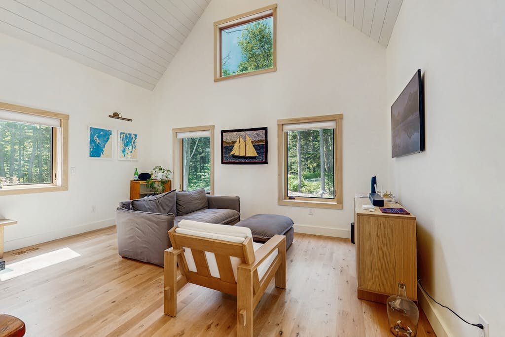 Charming New Home with Hot Tub, Spacious Deck, Gas Grill, WiFi, and Washer/Dryer