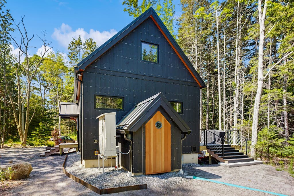 Charming New Home with Hot Tub, Spacious Deck, Gas Grill, WiFi, and Washer/Dryer