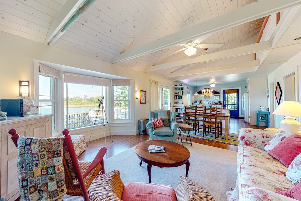 Dog-friendly bayfront home close to Rockland with water view - snowbirds welcome