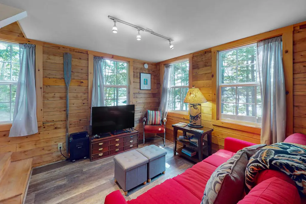 Lazy Lumberjack Lakeside Cottage