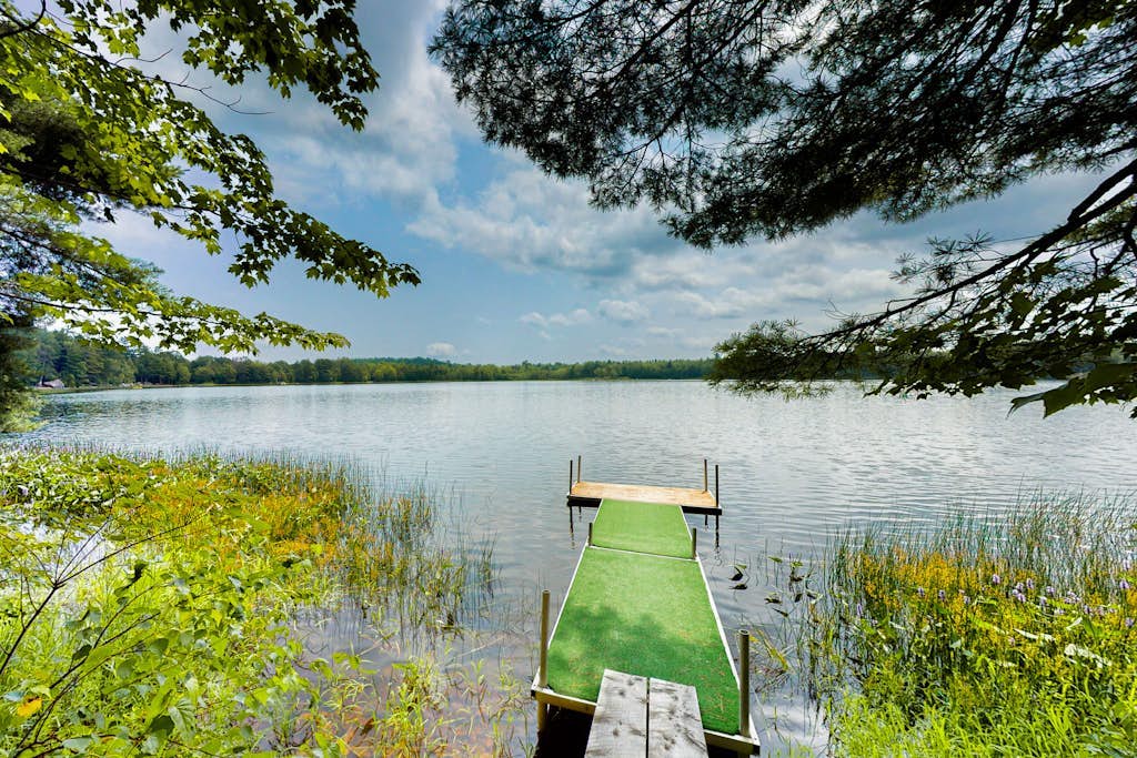 The Cottage | Peaceful 32-Acre Lakefront Getaway | Canoe, Firepit & Big Deck