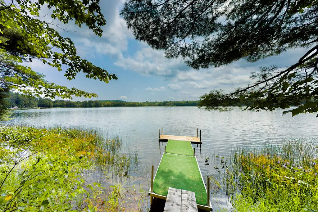 Lazy Lumberjack Lakeside Cottage