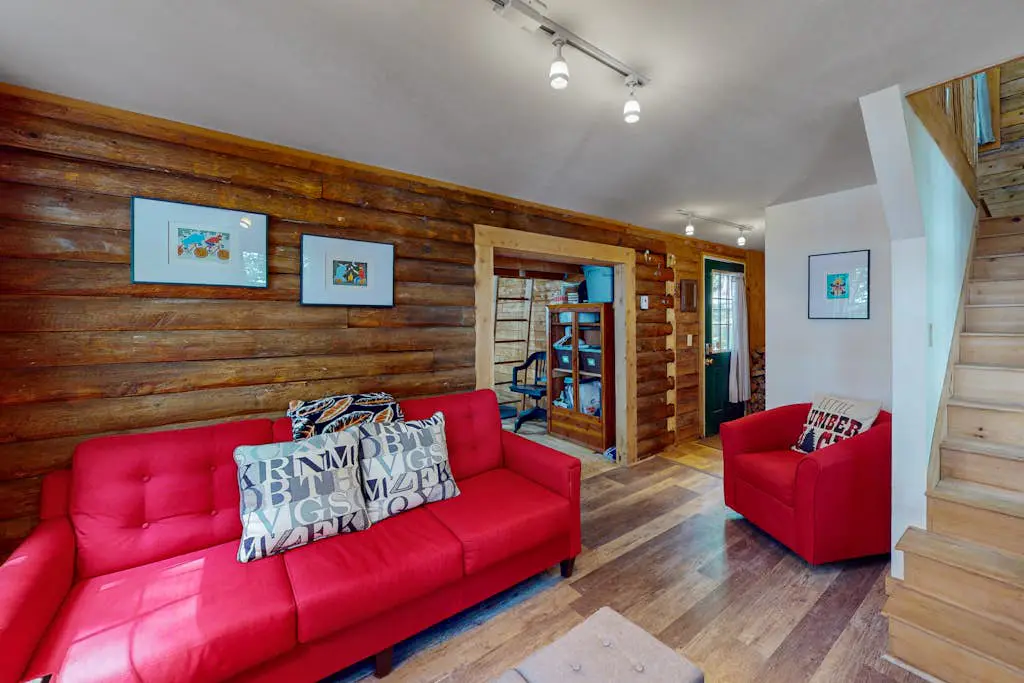 Lazy Lumberjack Lakeside Cottage