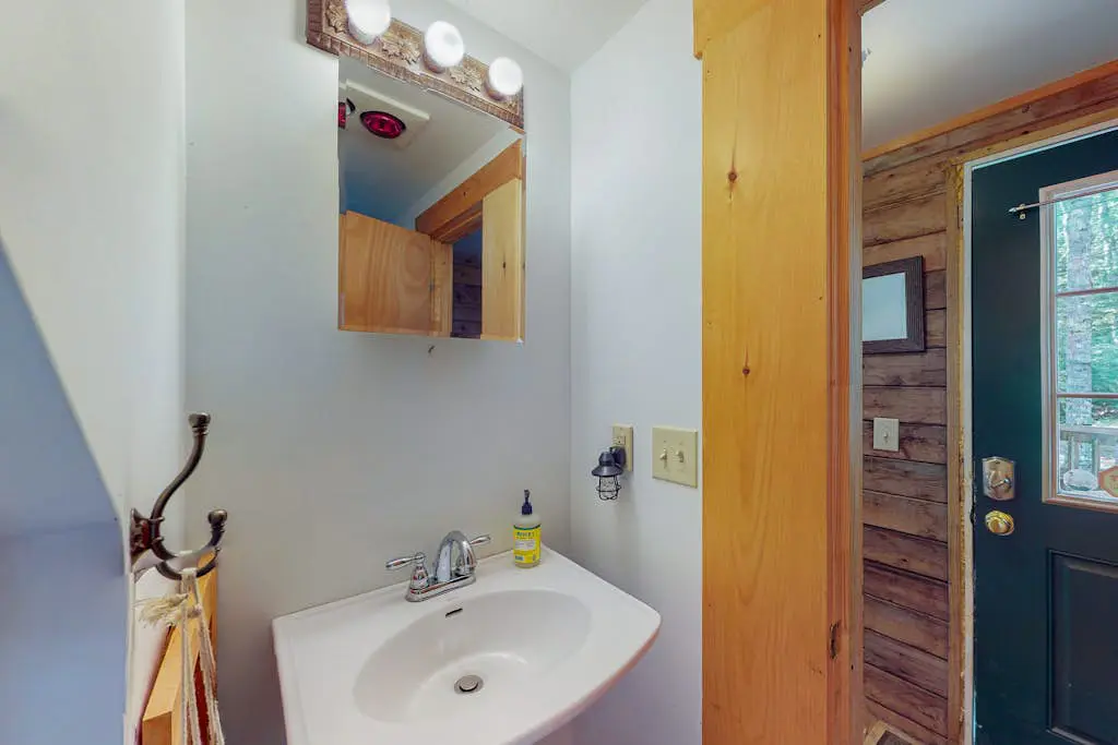 Lazy Lumberjack Lakeside Cottage