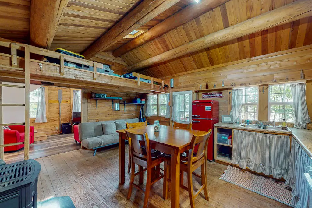 Lazy Lumberjack Lakeside Cottage