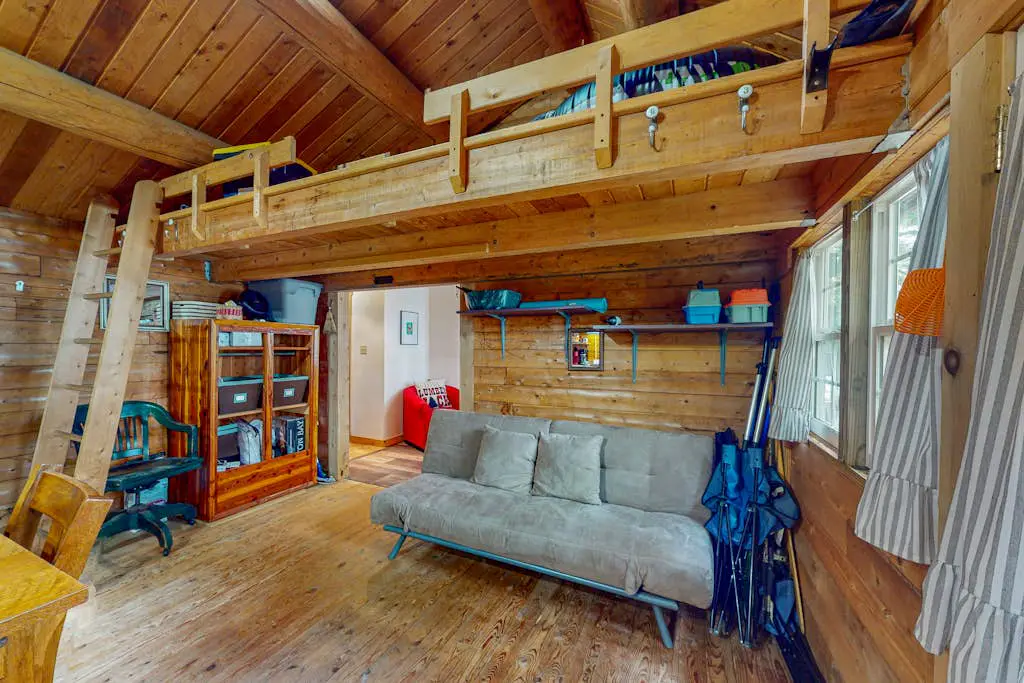 Lazy Lumberjack Lakeside Cottage