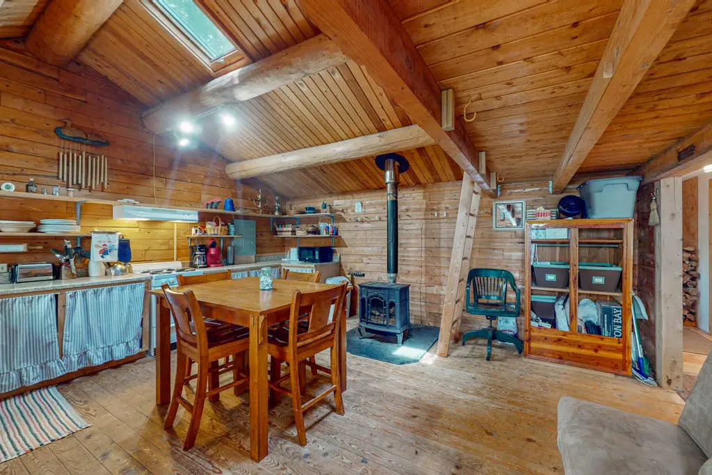 Lazy Lumberjack Lakeside Cottage