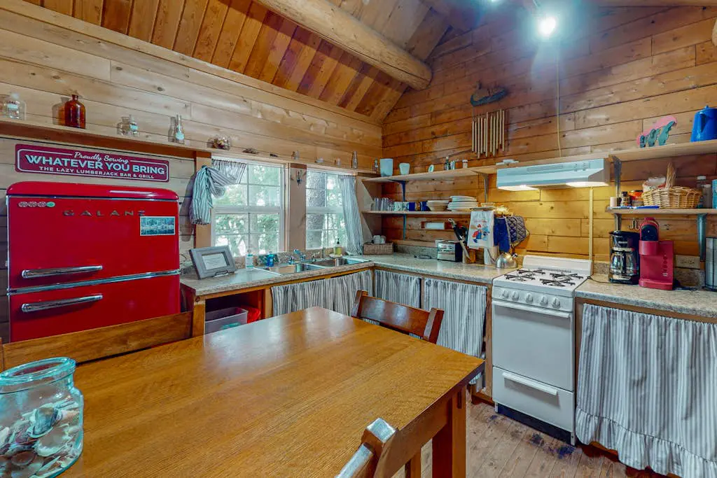 Lazy Lumberjack Lakeside Cottage