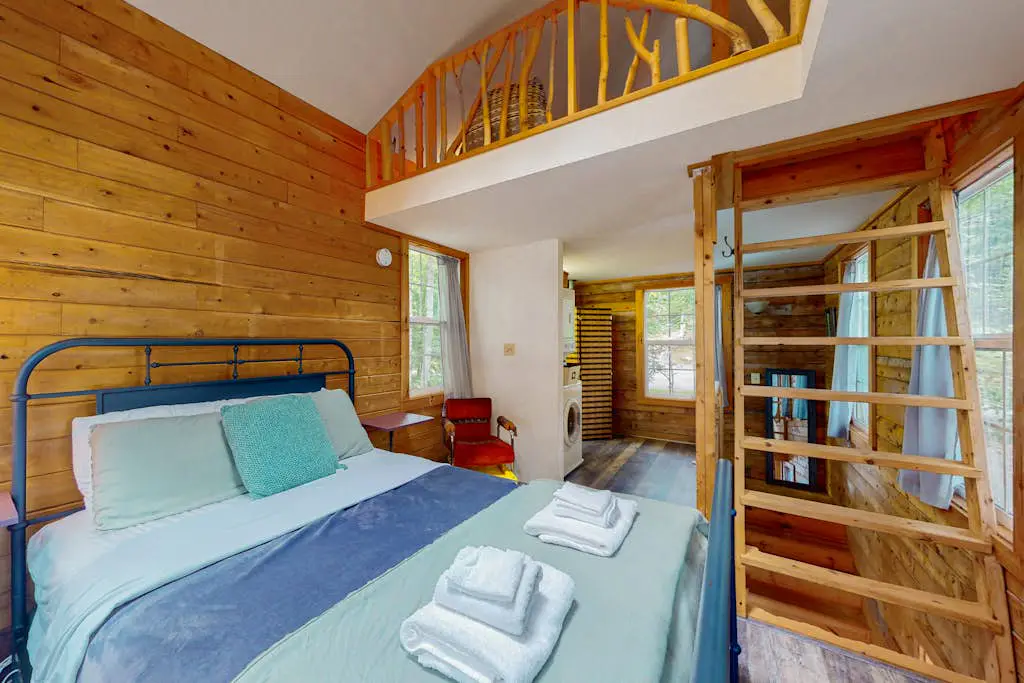 Lazy Lumberjack Lakeside Cottage