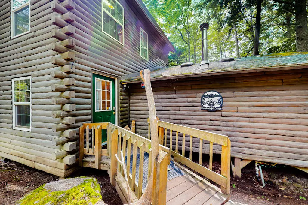 Lazy Lumberjack Lakeside Cottage