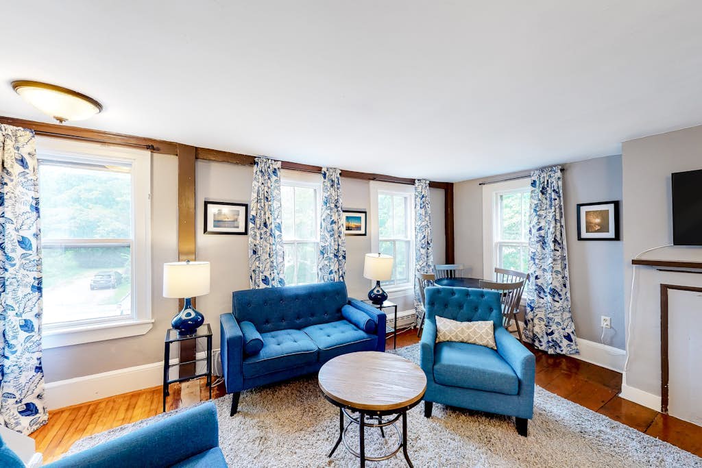 Comfy Downtown Getaway w/ Full Kitchen - Close to the Beach