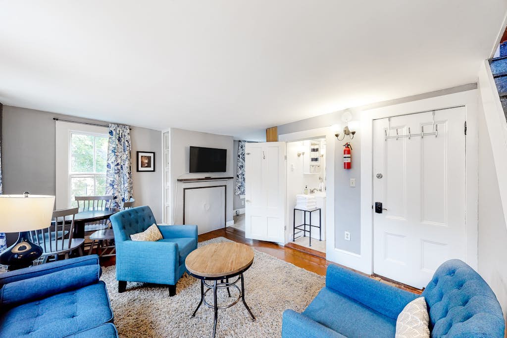 Comfy Downtown Getaway w/ Full Kitchen - Close to the Beach