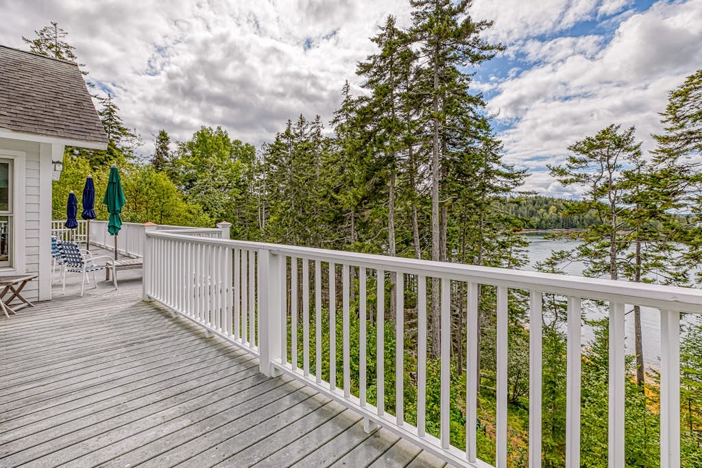 Comfortable bayfront home with beautiful views, large deck & on-site tennis