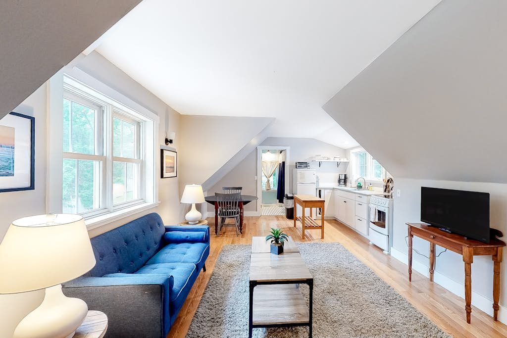 Comfortable Getaway for Two w/ Kitchenette - Right in the Heart of Downtown