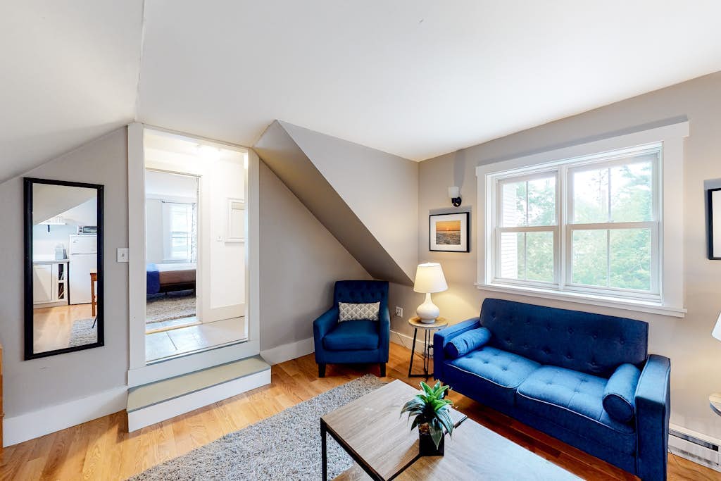 Comfortable Getaway for Two w/ Kitchenette - Right in the Heart of Downtown