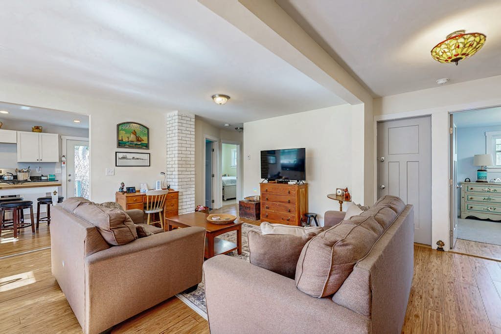Coastal bungalow with large yard, beautiful kitchen, & great location