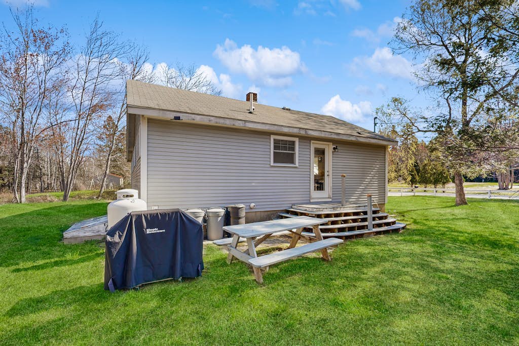 Coastal bungalow with large yard, beautiful kitchen, & great location