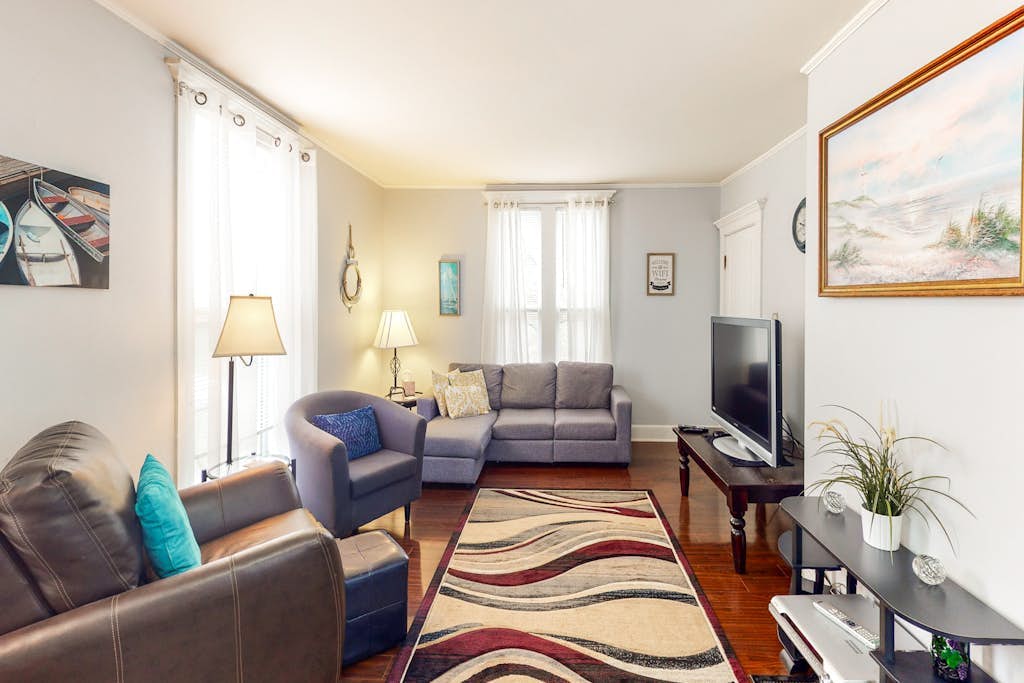 Ground-floor duplex with WiFi & W/D - walk to river and downtown