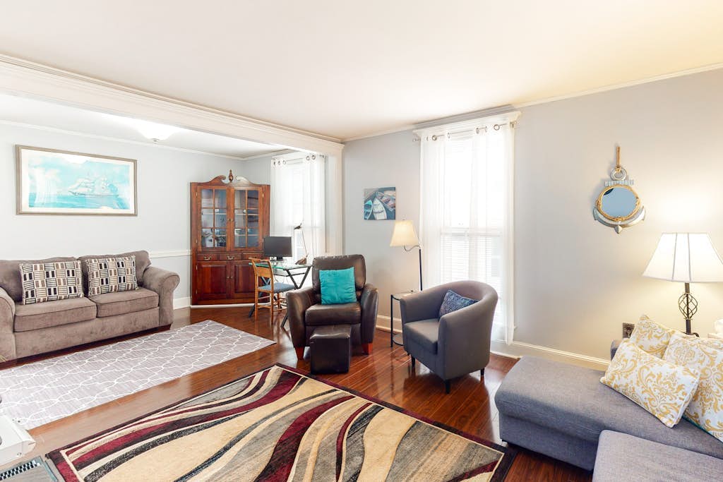 Ground-floor duplex with WiFi & W/D - walk to river and downtown