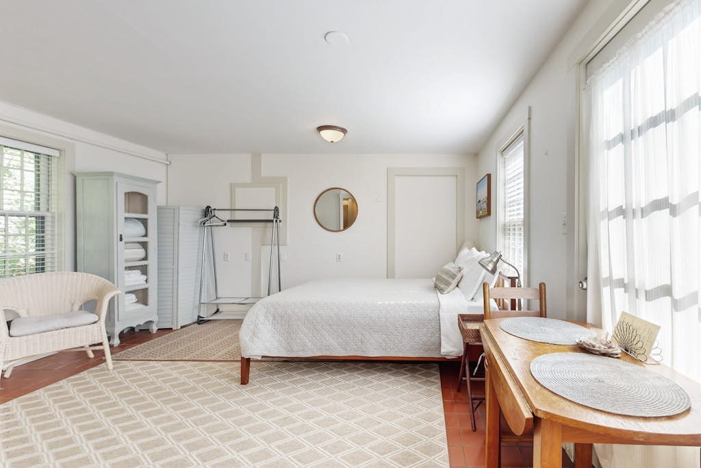 Downtown, ground floor studio near the ocean w/patio, outdoor dining area & more