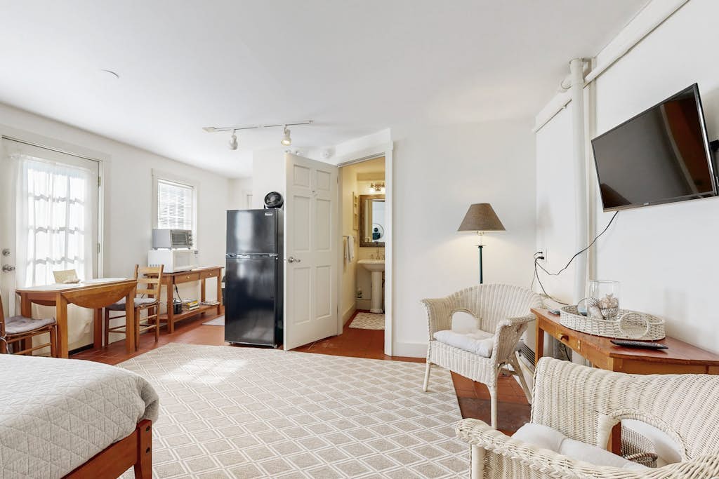 Downtown, ground floor studio near the ocean w/patio, outdoor dining area & more
