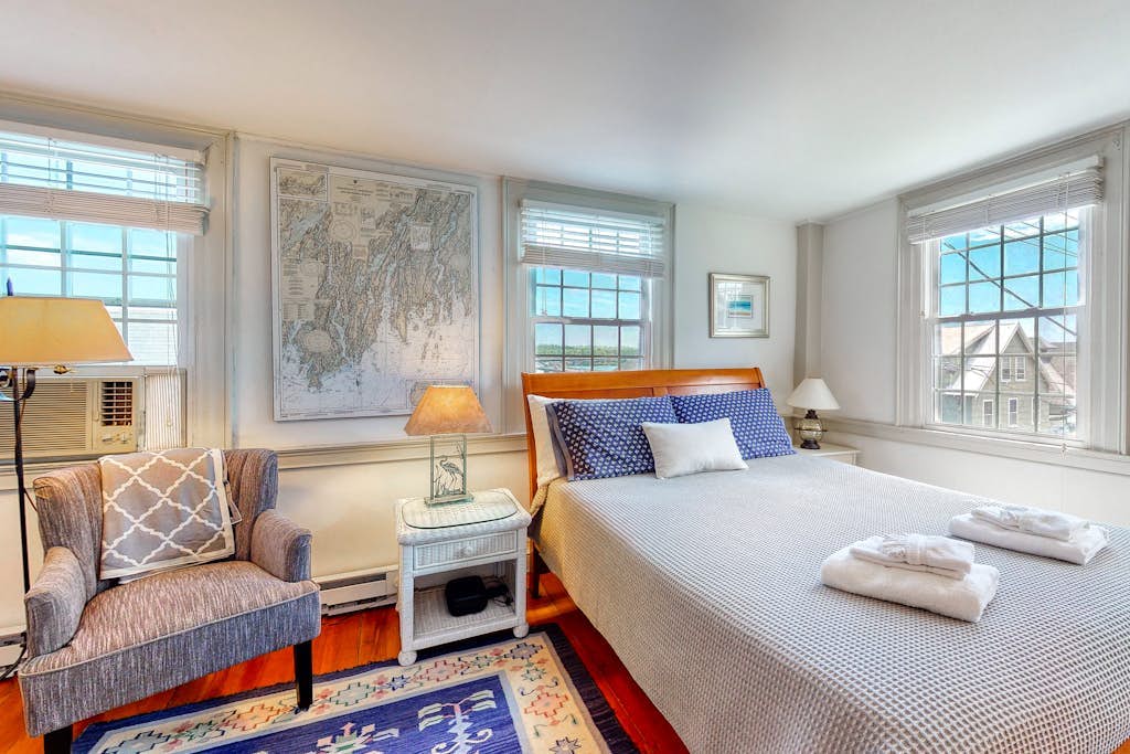 Lovely studio w/full kitchen/free WiFi- next to river/antique shops/restaurants