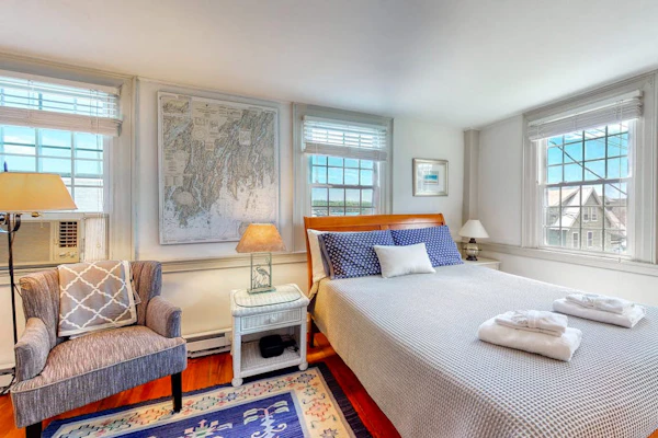 Lovely studio w/full kitchen/free WiFi- next to river/antique shops/restaurants