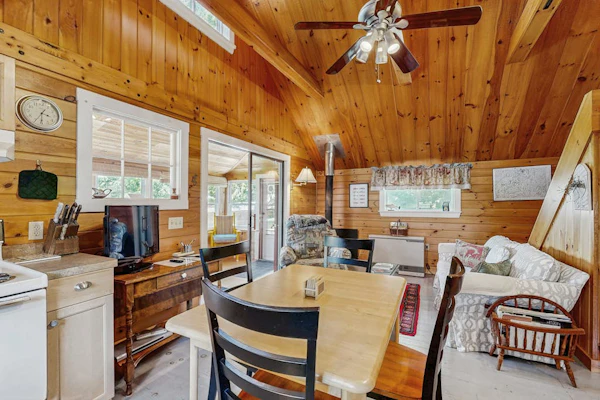 Lakefront, cabin-inspired home with firepit, grill, & screened porch, Wifi