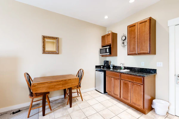 Lovely downtown Northeast Harbor suite near the water and near Acadia