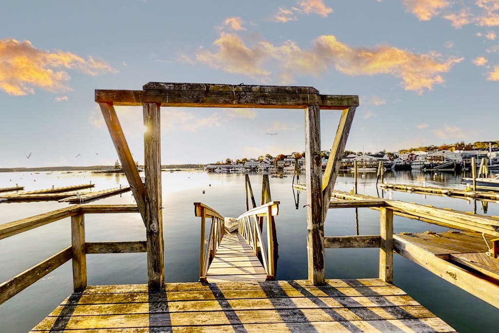 Multi-unit with oar & boat house with private dock & kayaks
