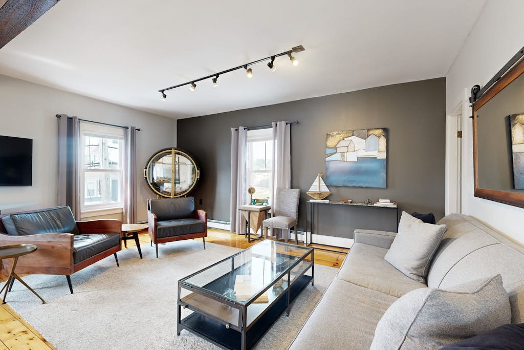 Charming, historic cottage with modern upgrades - stroll to dining & attractions