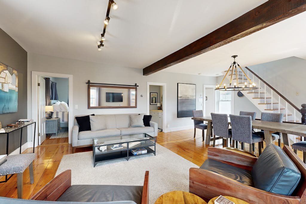 Charming, historic cottage with modern upgrades - stroll to dining & attractions