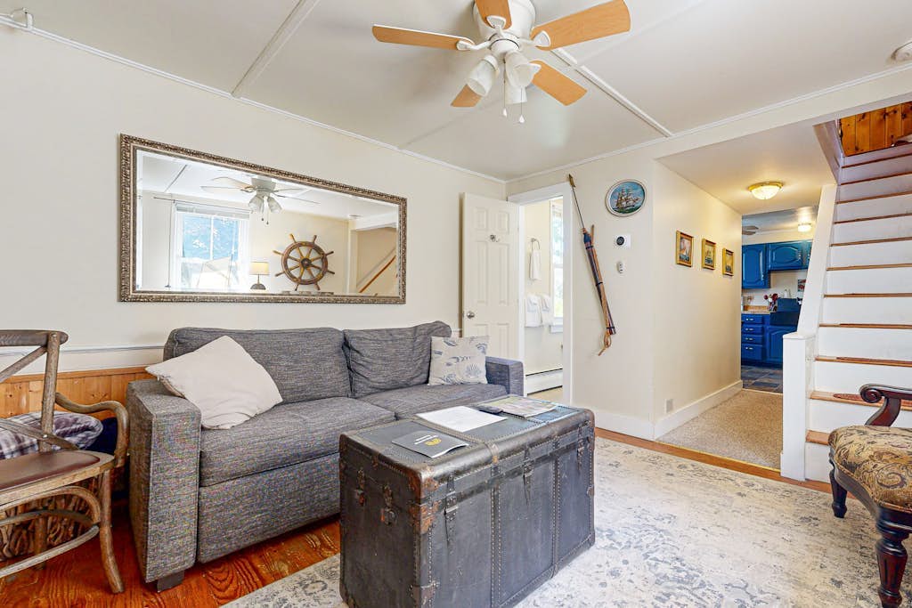 Historic Boothbay Harbor cottage with antique decor, washer/dryer & deck