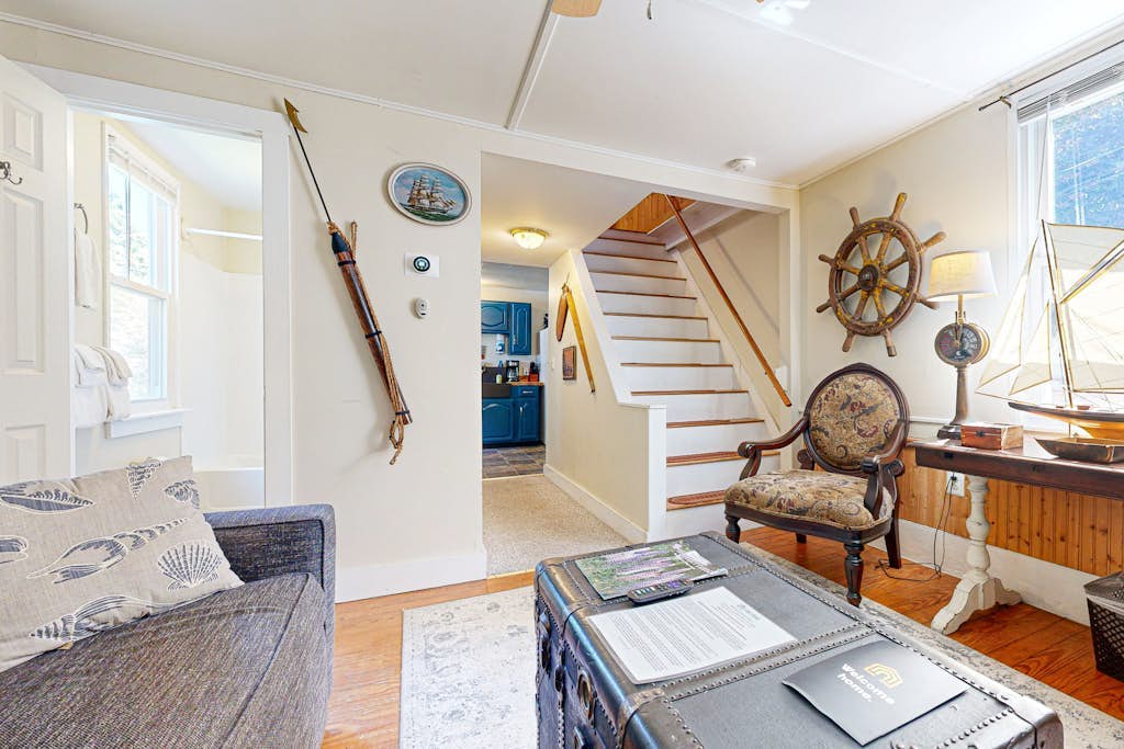 Historic Boothbay Harbor cottage with antique decor, washer/dryer & deck