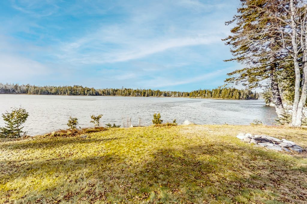 Dory Haven: Cove-front Home with sunroom, screened porch & waterfront yard
