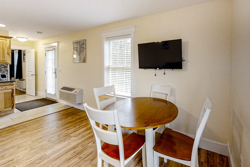 New Riverfront Condo in Sheepscot Harbour - Walk to Famed Seafood Eatery
