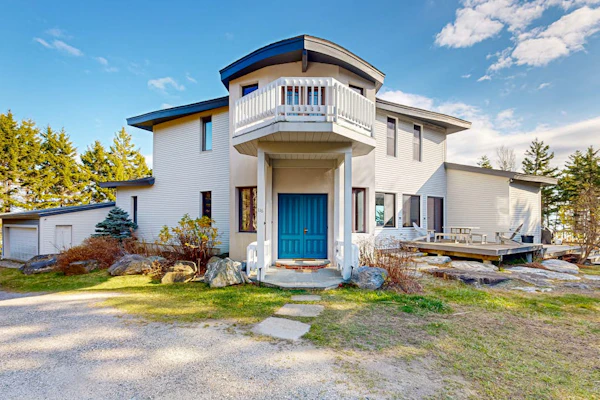 Private Oceanfront Home -- 2 Fireplaces, 4 Decks & Grill, Dog-friendly