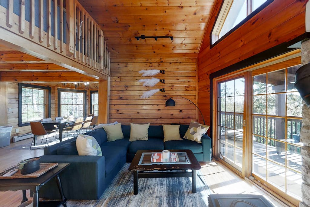 Stunning & Spacious Log Cabin in the Woods