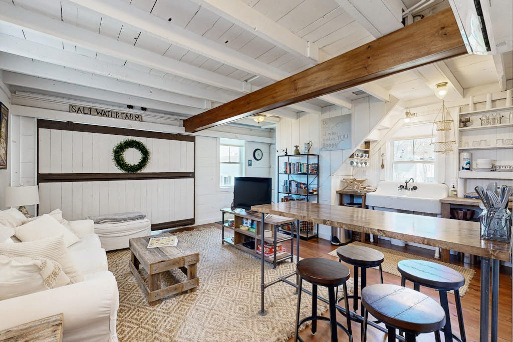 Iconic downtown retreat with firepit & fireplace- walk to Harbor Footbridge